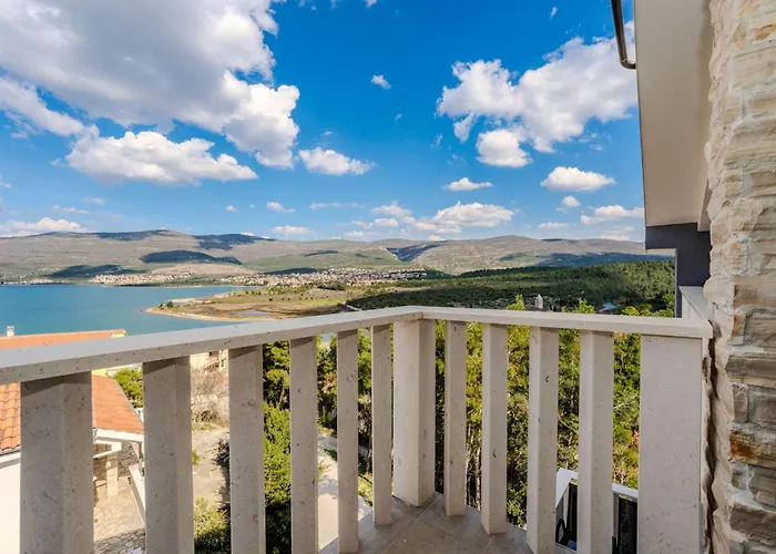 Villa Ivanovi Dvori *