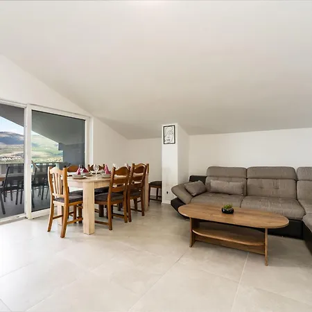 فيلة Ivanovi Dvori *