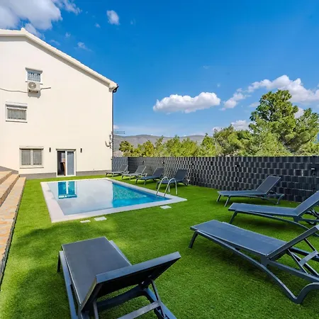 Ivanovi Dvori Villa Benkovac