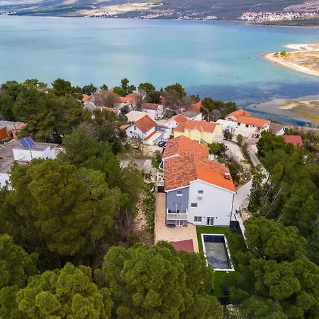 Ivanovi Dvori * بنكوفاتش