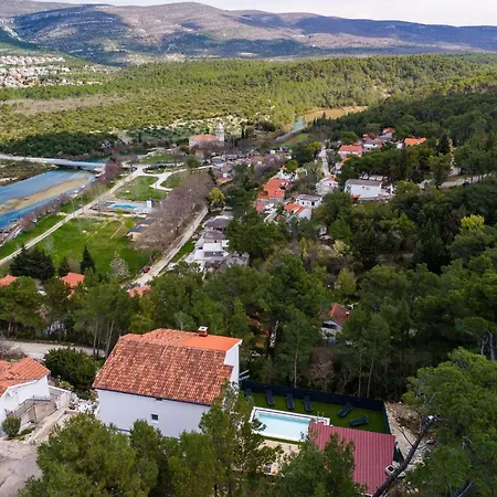 Ivanovi Dvori Villa *