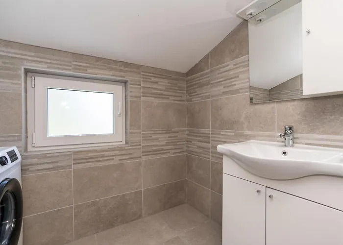 Ivanovi Dvori Бенковац