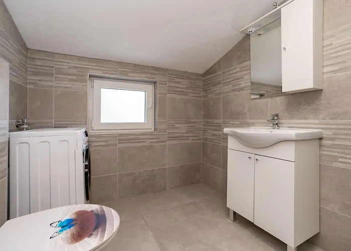 Ivanovi Dvori * Бенковац